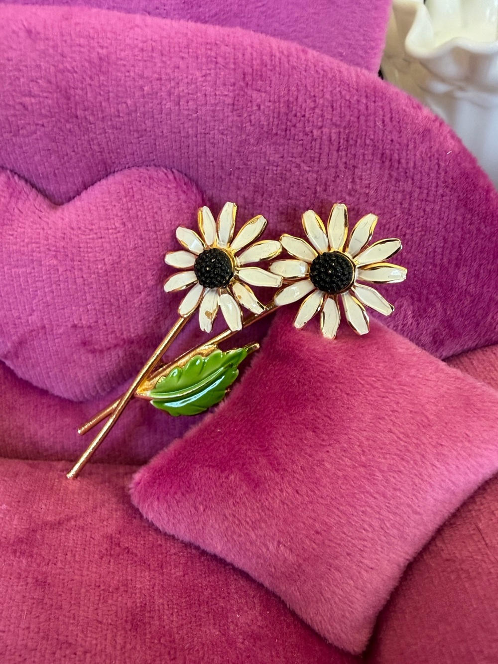Lisner Gold-Tone Daisy Double Brooch with White Petals and Green Leaf